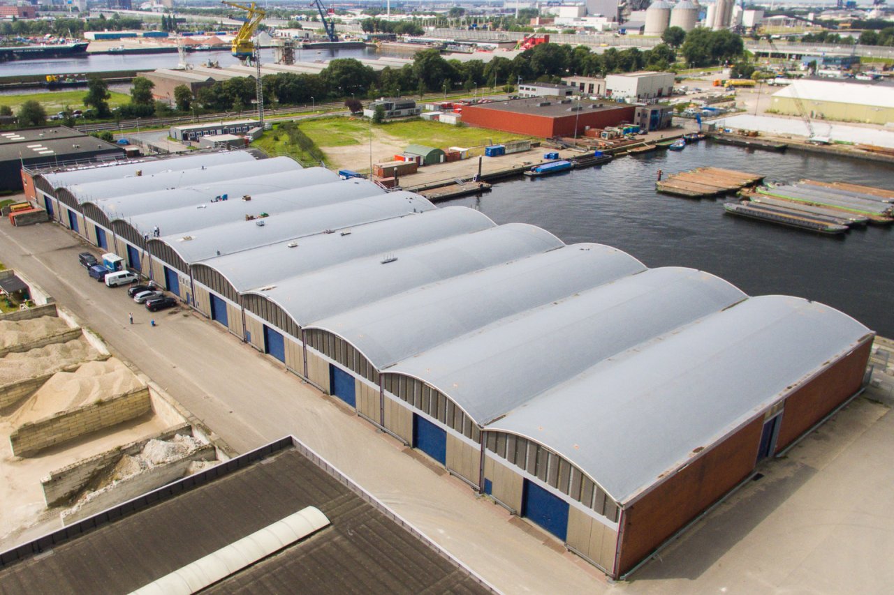 Voor de vernieuwing van de dakbedekking van Loods 8 in het Westelijk Havengebied is gekozen voor 10.500 m2 Rhepanol® hfk dakbedekking van FDT
